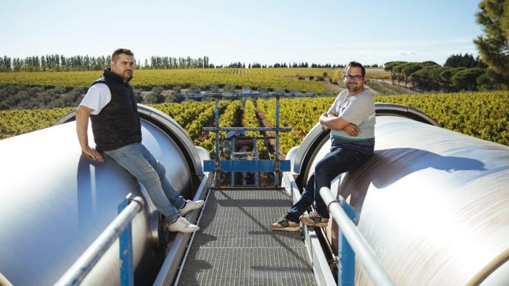 Alexis et Numa Cornut dans le vignoble