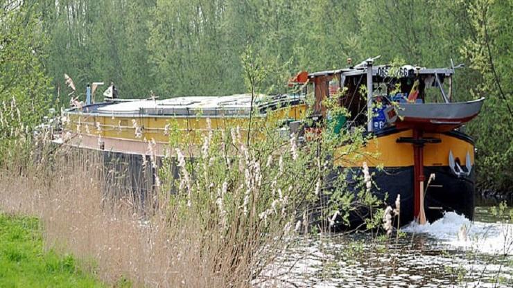 Péniche sur un cours d'eau