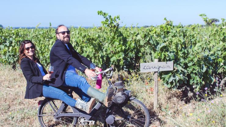 Émilie et Brice Bolognini à vélo dans les vignes