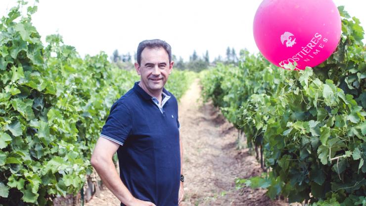 Jérôme Chardon se tenant dans son vignoble