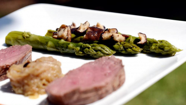 Assiette de fête avec asperges, noisettes, rôti...